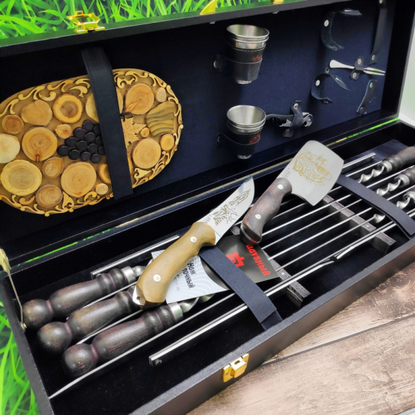 Набор для шашлыка и гриля в чемодане Кизляр Царский №8, 16 предметов с подставкой для горячего